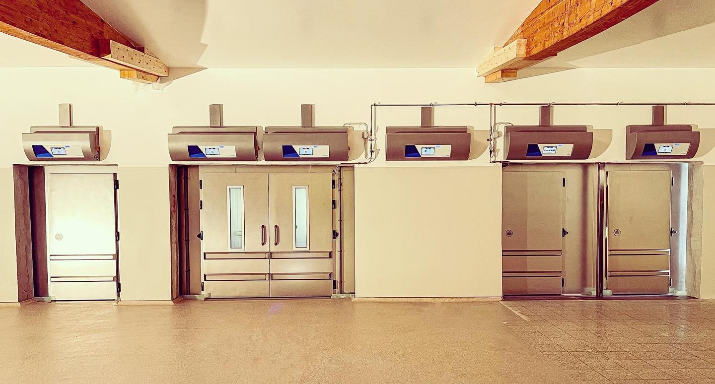 Auch eingemauert immer ein Blickfang ❄️ 

#backhandwerk #bäckerei #brotbacken #backkunst #bakery #breadstagram #bakingbread #bakerslife #germanbread #instabread #komacoolingconditioning #cooling #conditioning #freezing #qualität #thermooel #thermooelbakers #thermooelovens #heuftthermooelbakers #stikkenofen #kaiserbrötchen #brötchen #semmel #backstube #bäckerhandwerk #bakerylove #betterbaking #brot #bread #baguette