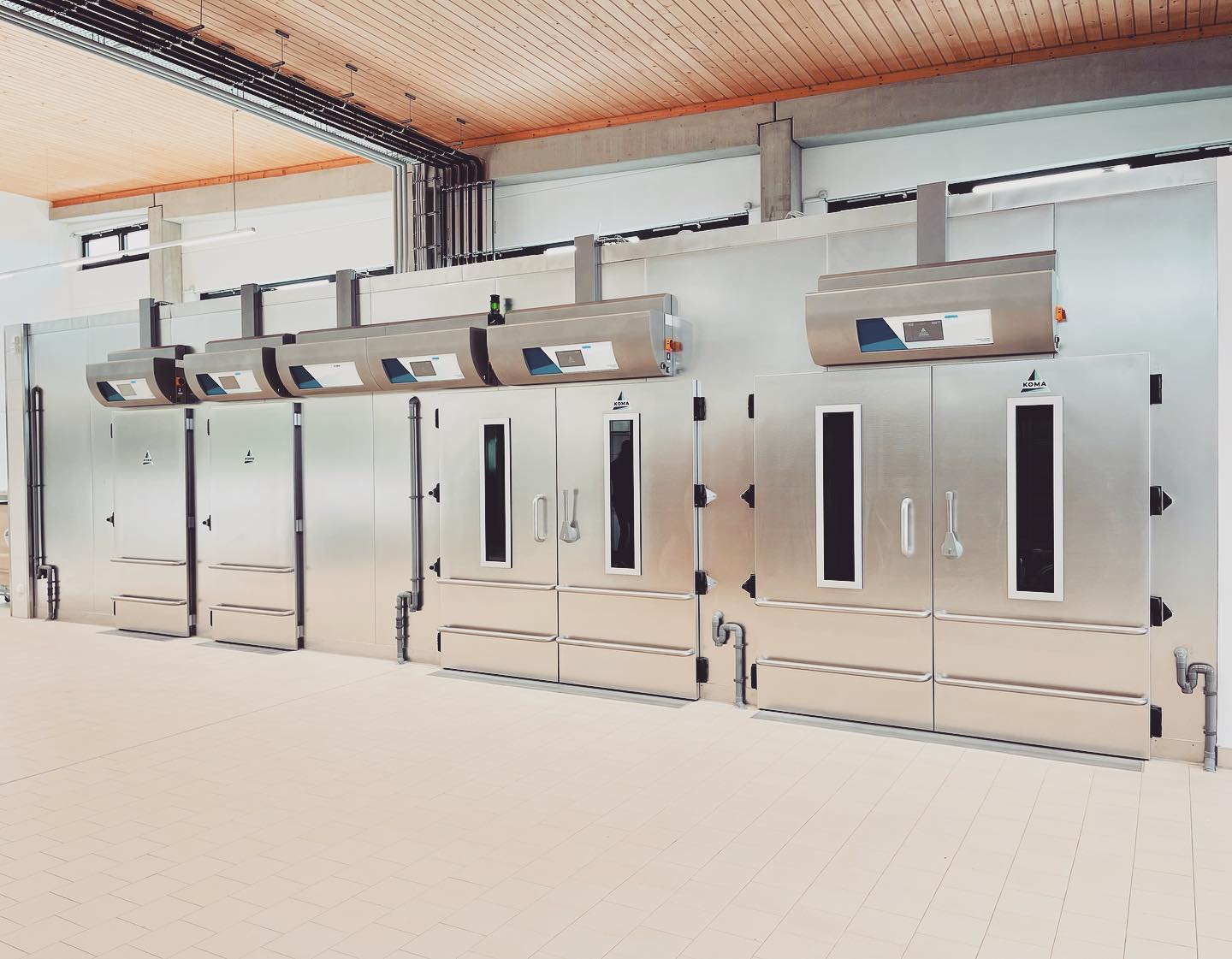 Bestens aufgestellt für die Zukunft🥖🥐🥨
Vielen Dank für das Vertrauen und einen tollen Start im neuen Zuhause @baeckerei_rauchensteiner 

#backhandwerk #bäckerei #brotbacken #backkunst #bakery #breadstagram #bakingbread #bakerslife #germanbread #instabread #komacoolingconditioning #cooling #conditioning #freezing #qualität #thermooel #thermooelbakers #thermooelovens #heuftthermooelbakers #stikkenofen #kaiserbrötchen #brötchen #semmel #backstube #bäckerhandwerk #bakerylove #betterbaking #brot #bread #baguette