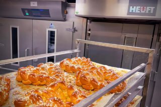 Frisch aus dem Ofen - Muttertags-Herzen ❤️

#backhandwerk #bäckerei #brotbacken #backkunst #bakery #breadstagram #bakingbread #bakerslife #germanbread #instabread #komacoolingconditioning #cooling #conditioning #freezing #qualität #thermooel #thermooelbakers #thermooelovens #heuftthermooelbakers #stikkenofen #kaiserbrötchen #brötchen #semmel #backstube #bäckerhandwerk #bakerylove #betterbaking #brot #bread #baguette