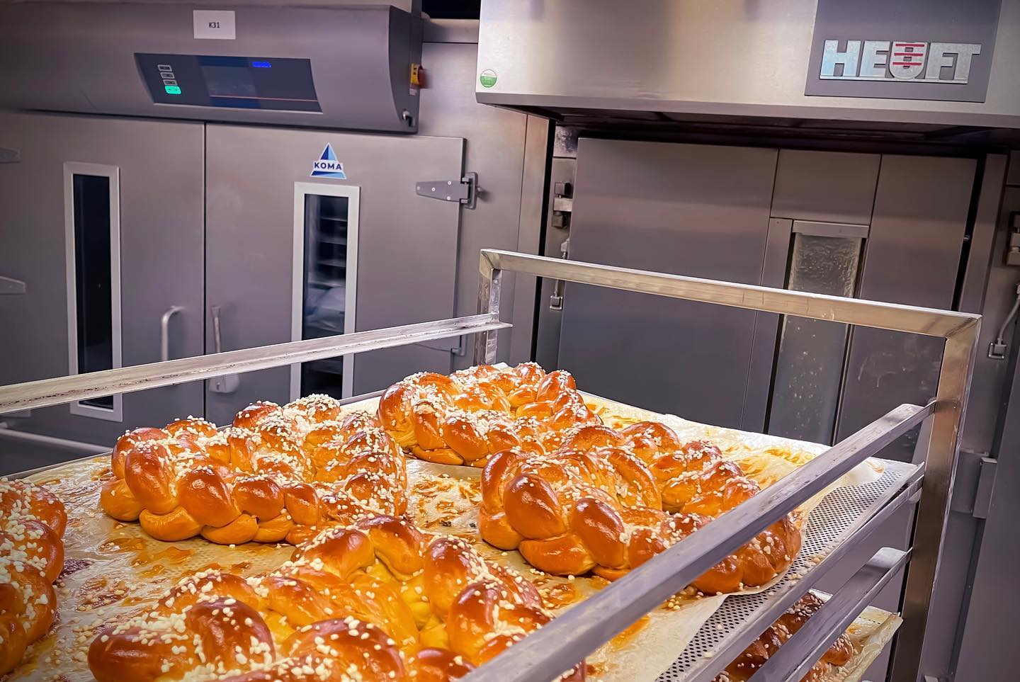 Frisch aus dem Ofen - Muttertags-Herzen ❤️

#backhandwerk #bäckerei #brotbacken #backkunst #bakery #breadstagram #bakingbread #bakerslife #germanbread #instabread #komacoolingconditioning #cooling #conditioning #freezing #qualität #thermooel #thermooelbakers #thermooelovens #heuftthermooelbakers #stikkenofen #kaiserbrötchen #brötchen #semmel #backstube #bäckerhandwerk #bakerylove #betterbaking #brot #bread #baguette