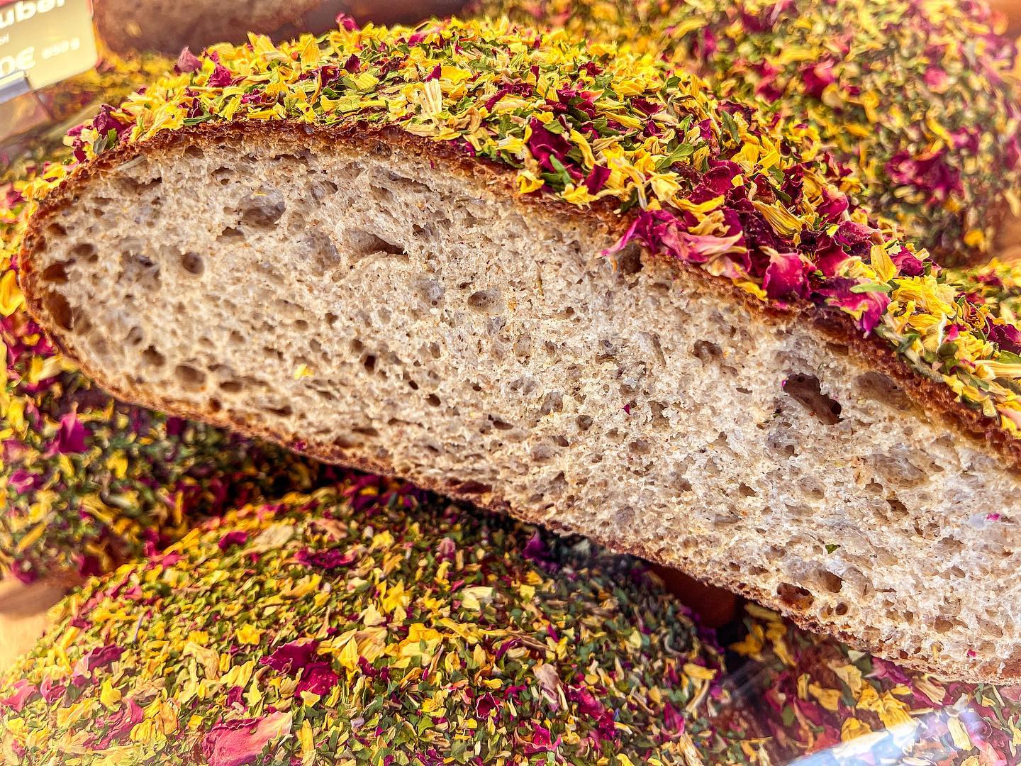 Wenn Brot zum Kunstwerk wird 🥖🥖🥖

#backhandwerk #bäckerei #brotbacken #backkunst #bakery #breadstagram #bakingbread #bakerslife #germanbread #instabread #komacoolingconditioning #cooling #conditioning #freezing #qualität #thermooel #thermooelbakers #thermooelovens #heuftthermooelbakers #stikkenofen #kaiserbrötchen #brötchen #semmel #backstube #bäckerhandwerk #bakerylove #betterbaking #brot #bread #baguette