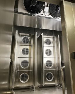 Auch für Dielen nur das Beste 🧊❄️🥖
Mit der Saugschockstelle von KOMA geht das schnell und schonend für‘s Produkt

#dielen #backhandwerk #bäckerei #brotbacken #backkunst #bakery #breadstagram #bakingbread #bakerslife #germanbread #instabread #komacoolingconditioning #cooling #conditioning #freezing #qualität #kaiserbrötchen #brötchen #semmel #backstube #bäckerhandwerk #bakerylove #betterbaking #brot #bread