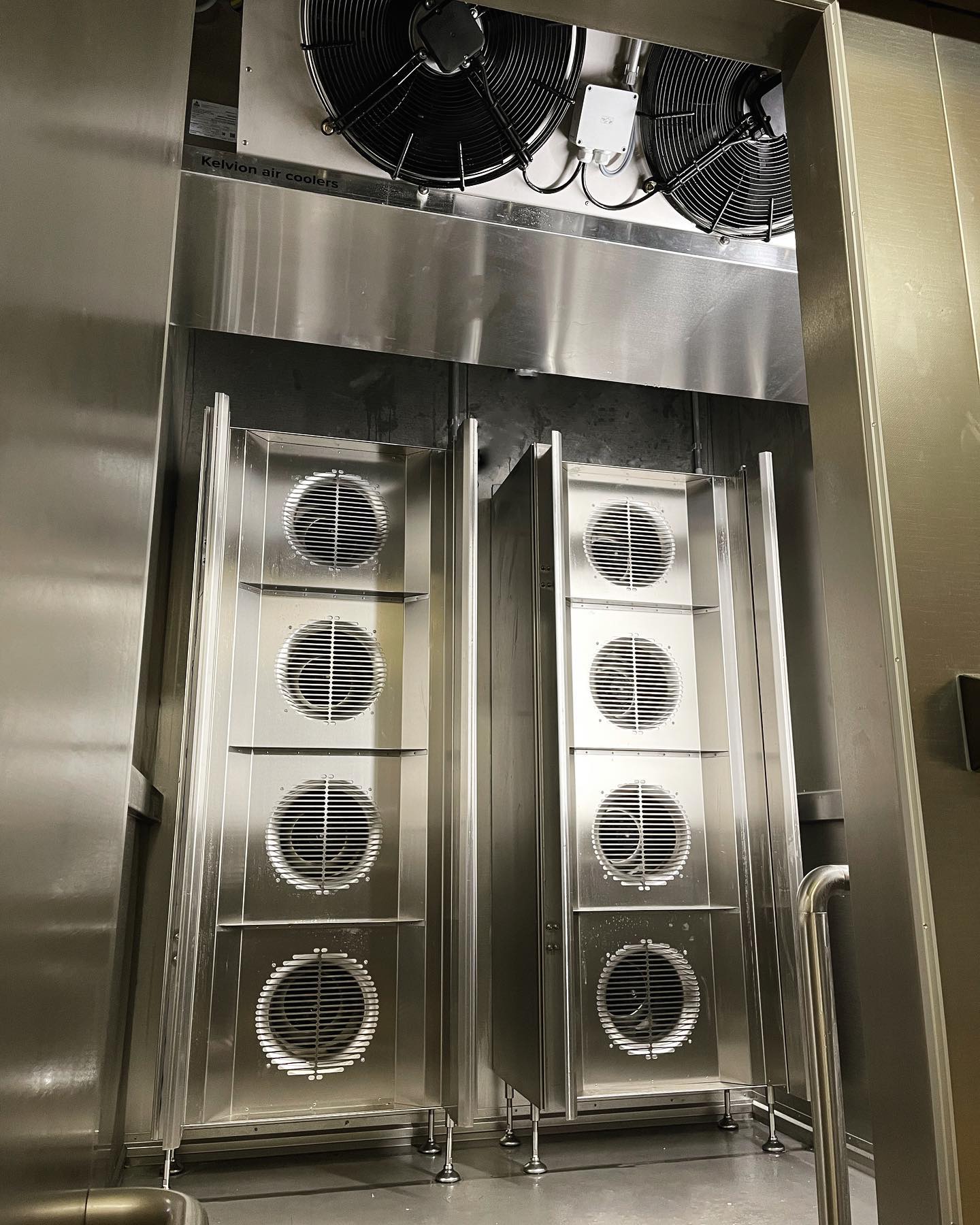 Auch für Dielen nur das Beste 🧊❄️🥖
Mit der Saugschockstelle von KOMA geht das schnell und schonend für‘s Produkt

#dielen #backhandwerk #bäckerei #brotbacken #backkunst #bakery #breadstagram #bakingbread #bakerslife #germanbread #instabread #komacoolingconditioning #cooling #conditioning #freezing #qualität #kaiserbrötchen #brötchen #semmel #backstube #bäckerhandwerk #bakerylove #betterbaking #brot #bread