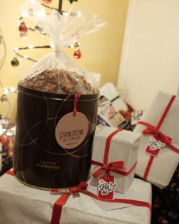 Making christmas memories ✨- one Panettone at a time ✨

Hvala @pekaradubravica 

Sretan Božić ✨🎄

#backhandwerk #bäckerei #brotbacken #backkunst #bakery #breadstagram #bakingbread #bakerslife #germanbread #instabread #dubravica #cooling #conditioning #freezing #qualität #stikkenofen #christmasbaking #backstube #bäckerhandwerk #bakerylove #betterbaking #brot #bread #panettone #christmasbakes #panettonelovers